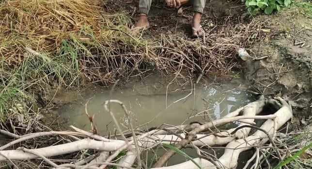 फोटो :: सोनीपत के नागरिक अस्पताल में बच्ची के परिजनों को समझाते थाना प्रभारी इंस्पेक्टर बलीराम। फोटो :: सोनीपत के नागरिक अस्पताल में बच्ची के परिजनों को समझाते थाना प्रभारी इंस्पेक्टर बलीराम।