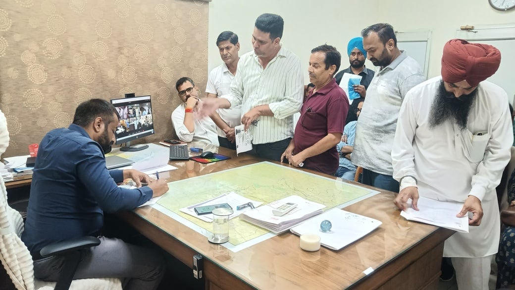 गुहला में लोगों की शिकायतें एसडीएम। संवाद गुहला में लोगों की शिकायतें एसडीएम। संवाद
