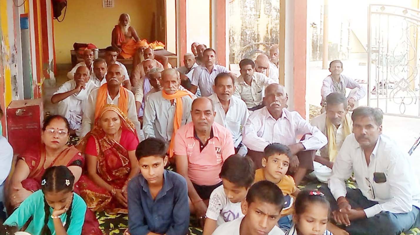 गांव जेबा में कथा सुनाते अरविंद दीक्षित। संवाद