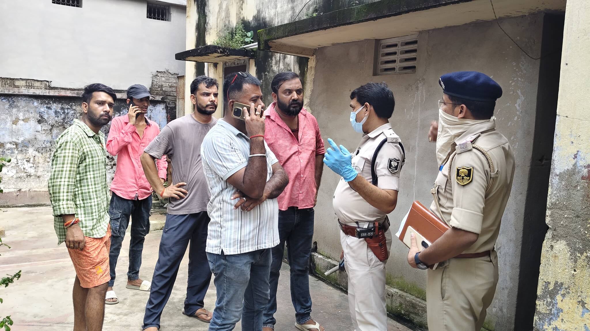 घटनास्थल पर पुलिस व भीड़। मृतक (फाइल फोटो) घटनास्थल पर पुलिस व भीड़। मृतक (फाइल फोटो)