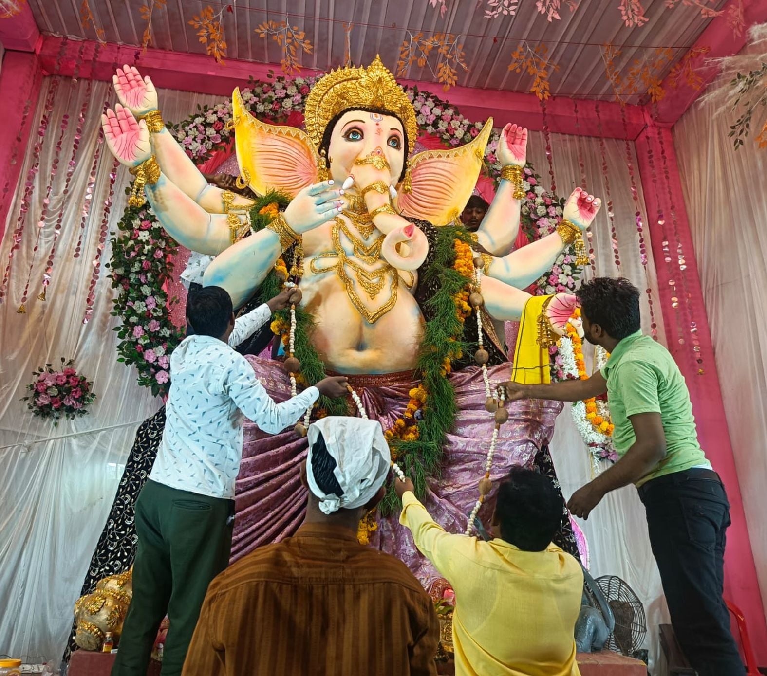 हर के विवेकनगर में गणेश भगवान की आरती में शामिल श्रद्धालु। स्रोत-आयोजक हर के विवेकनगर में गणेश भगवान की आरती में शामिल श्रद्धालु। स्रोत-आयोजक
