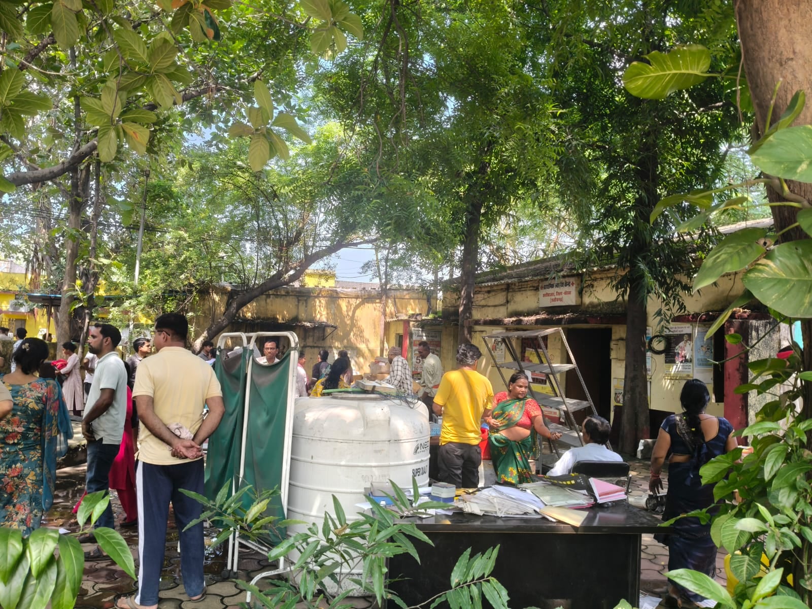 हरदीबाजार में स्वास्थ्य केंद्र-आंगनबाड़ी तोड़े,ग्रामीणों का विरोध हरदीबाजार में स्वास्थ्य केंद्र-आंगनबाड़ी तोड़े,ग्रामीणों का विरोध