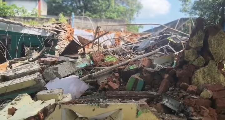 हरदीबाजार में स्वास्थ्य केंद्र-आंगनबाड़ी तोड़े,ग्रामीणों का विरोध हरदीबाजार में स्वास्थ्य केंद्र-आंगनबाड़ी तोड़े,ग्रामीणों का विरोध