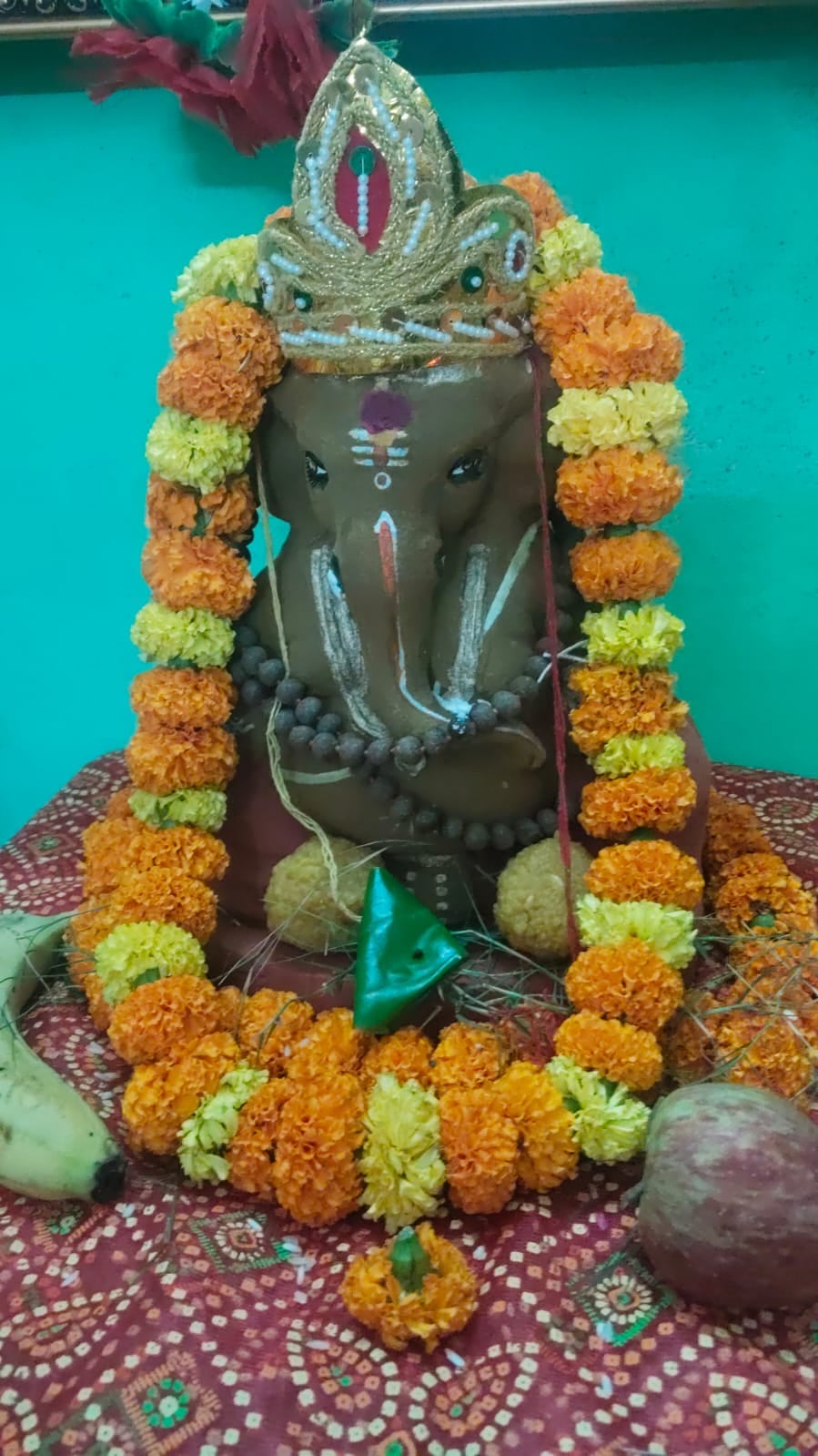 जगाधरी में बनाएं पंडाल में सजी गोबर से बनी गणपति की मूर्ति व मौजूद श्रद्धालु। संवाद