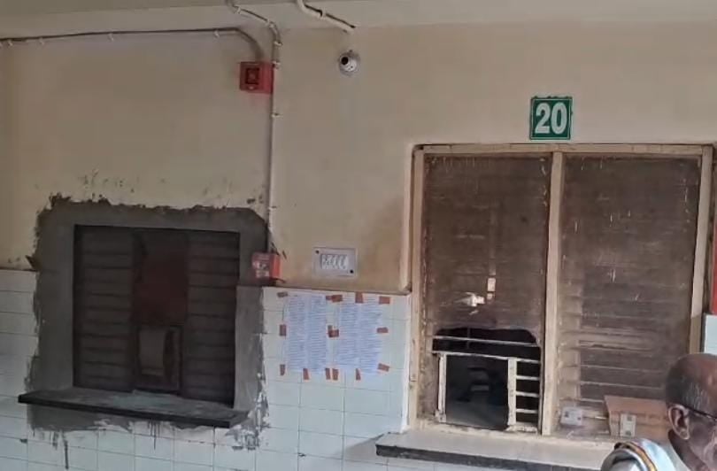 जिला अस्पताल के कमरे की जाली काटकर अंदर घुसे चोर। जिला अस्पताल के कमरे की जाली काटकर अंदर घुसे चोर।