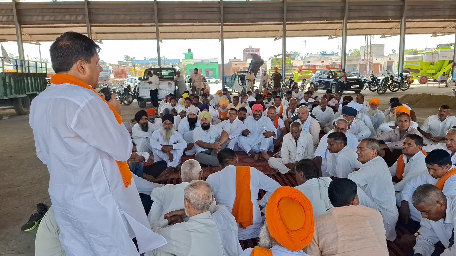 जिले के ढांड में बैठक करते किसान। विज्ञप्ति