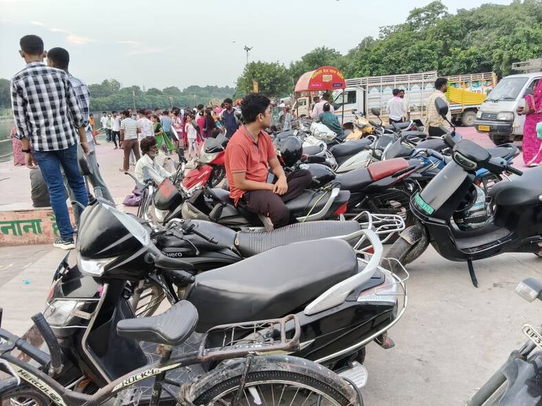 झूलेलाल घाट पर चल रही पार्किंग में बिना मुहर लगा टोकन दिया जा रहा है। झूलेलाल घाट पर चल रही पार्किंग में बिना मुहर लगा टोकन दिया जा रहा है।