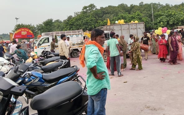 झूलेलाल घाट पर चल रही पार्किंग में बिना मुहर लगा टोकन दिया जा रहा है। झूलेलाल घाट पर चल रही पार्किंग में बिना मुहर लगा टोकन दिया जा रहा है।