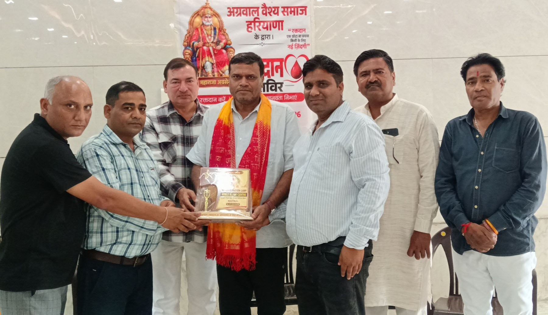 कलायत में आयोजित रक्तदान शिविर में मेहमानों को सम्मानित करते आयोजक एवं संयोजक। संवाद कलायत में आयोजित रक्तदान शिविर में मेहमानों को सम्मानित करते आयोजक एवं संयोजक। संवाद