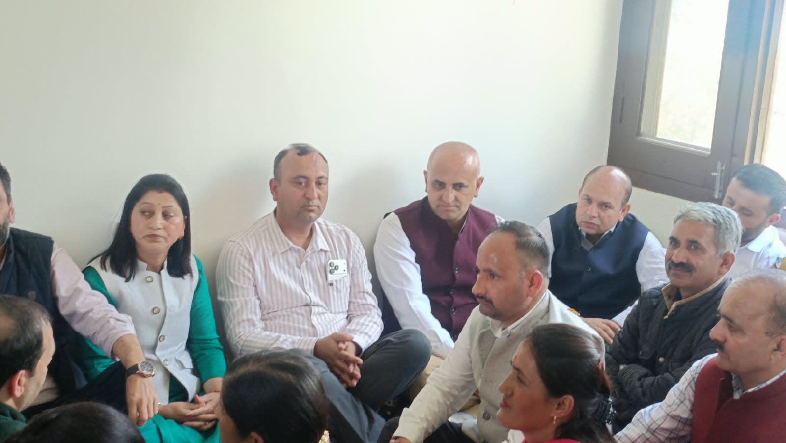 कुपवी में कांग्रेसमंडल की बैठक में उपस्थित पदाधिकारी एवं कार्यकर्ता। संवाद