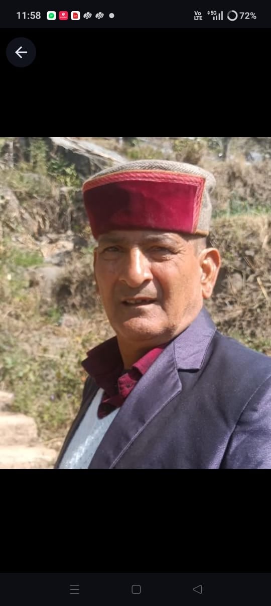 करहा पंचायत में सड़क किनारे लगे कचरे के ढेर। संवाद