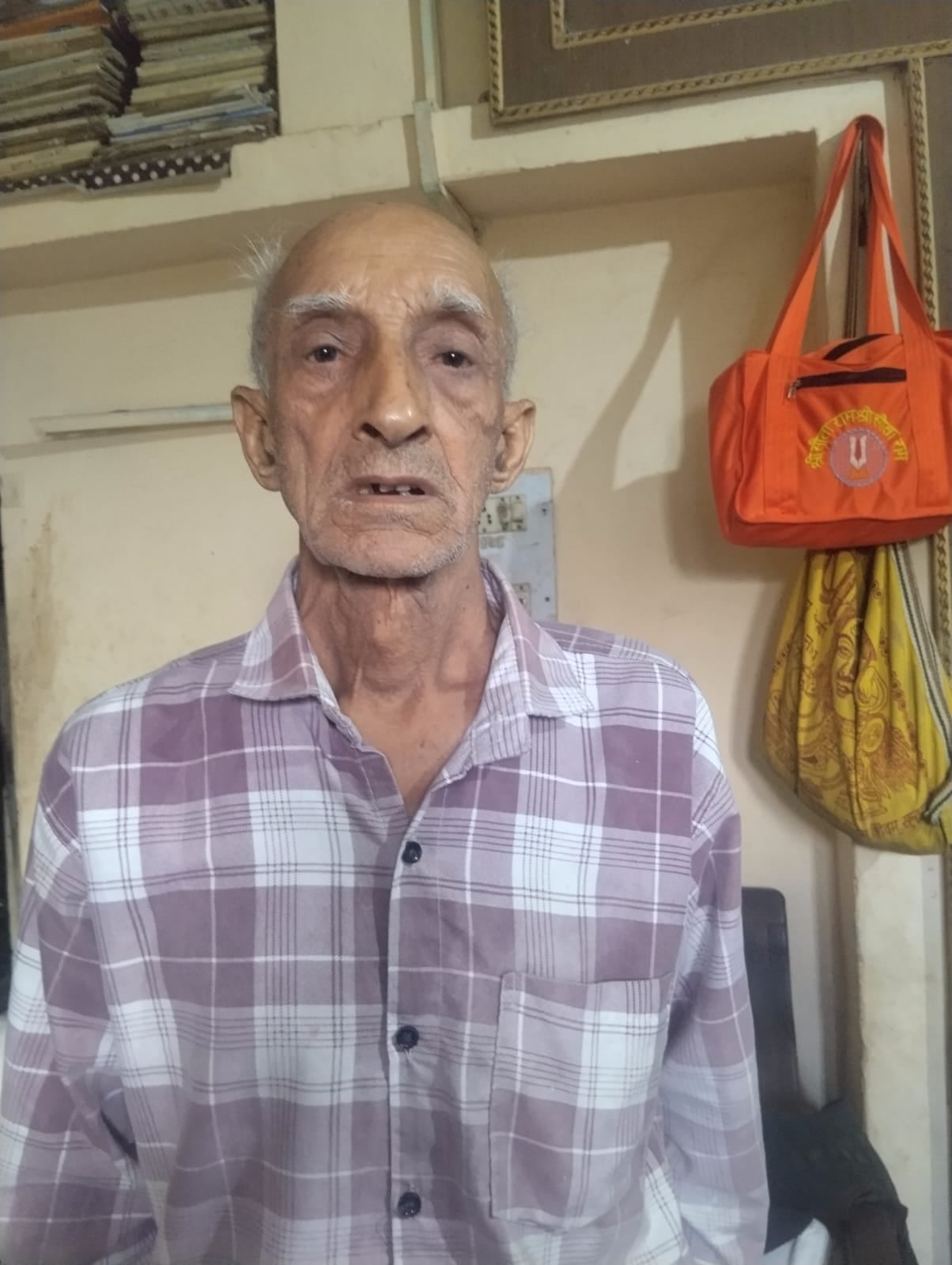 करहा पंचायत में सड़क किनारे लगे कचरे के ढेर। संवाद