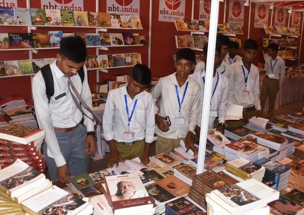लविवि में पुस्तक मेले में किताबें देखते लोग लविवि में पुस्तक मेले में किताबें देखते लोग