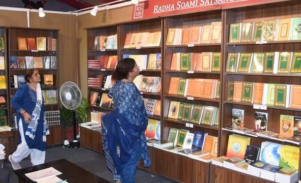 लविवि में पुस्तक मेले में किताबें देखते लोग लविवि में पुस्तक मेले में किताबें देखते लोग
