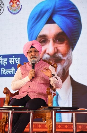 लविवि में पुस्तक मेले में किताबें देखते लोग लविवि में पुस्तक मेले में किताबें देखते लोग