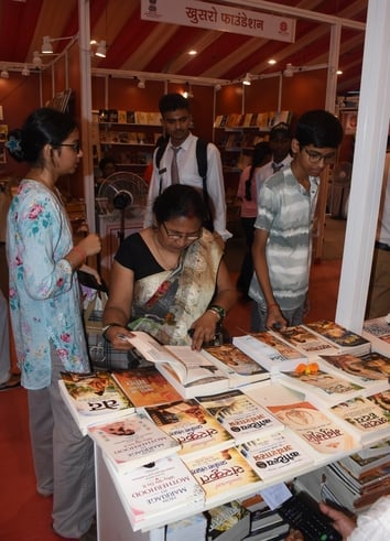 लविवि में पुस्तक मेले में किताबें देखते लोग लविवि में पुस्तक मेले में किताबें देखते लोग