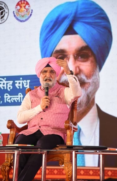 लविवि में पुस्तक मेले में किताबें देखते लोग लविवि में पुस्तक मेले में किताबें देखते लोग