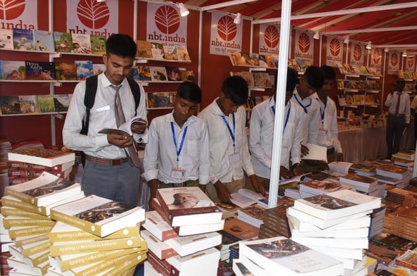 लविवि में पुस्तक मेले में किताबें देखते लोग लविवि में पुस्तक मेले में किताबें देखते लोग