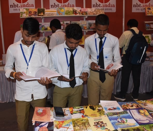 लविवि में पुस्तक मेले में किताबें देखते लोग लविवि में पुस्तक मेले में किताबें देखते लोग