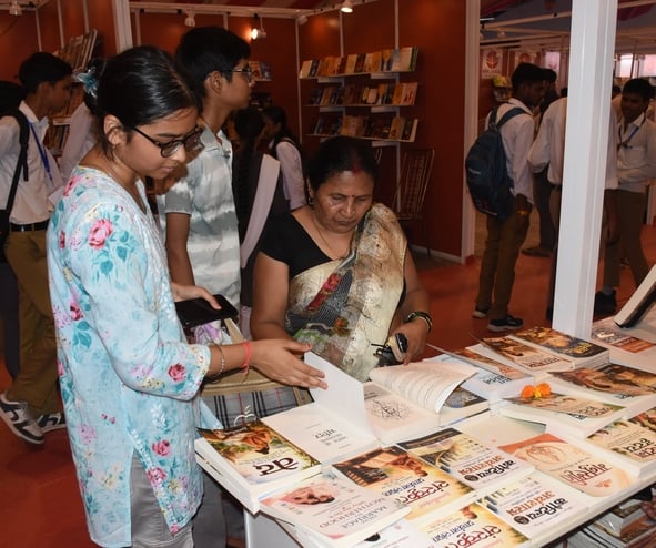 लविवि में पुस्तक मेले में किताबें देखते लोग लविवि में पुस्तक मेले में किताबें देखते लोग