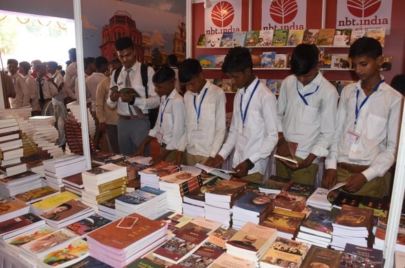 लविवि में पुस्तक मेले में किताबें देखते लोग लविवि में पुस्तक मेले में किताबें देखते लोग