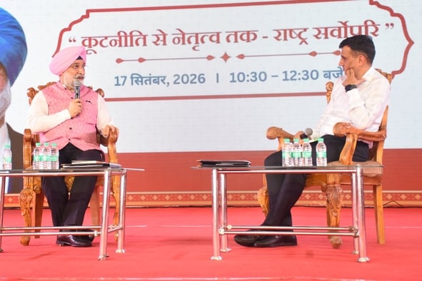 लविवि में पुस्तक मेले में किताबें देखते लोग लविवि में पुस्तक मेले में किताबें देखते लोग