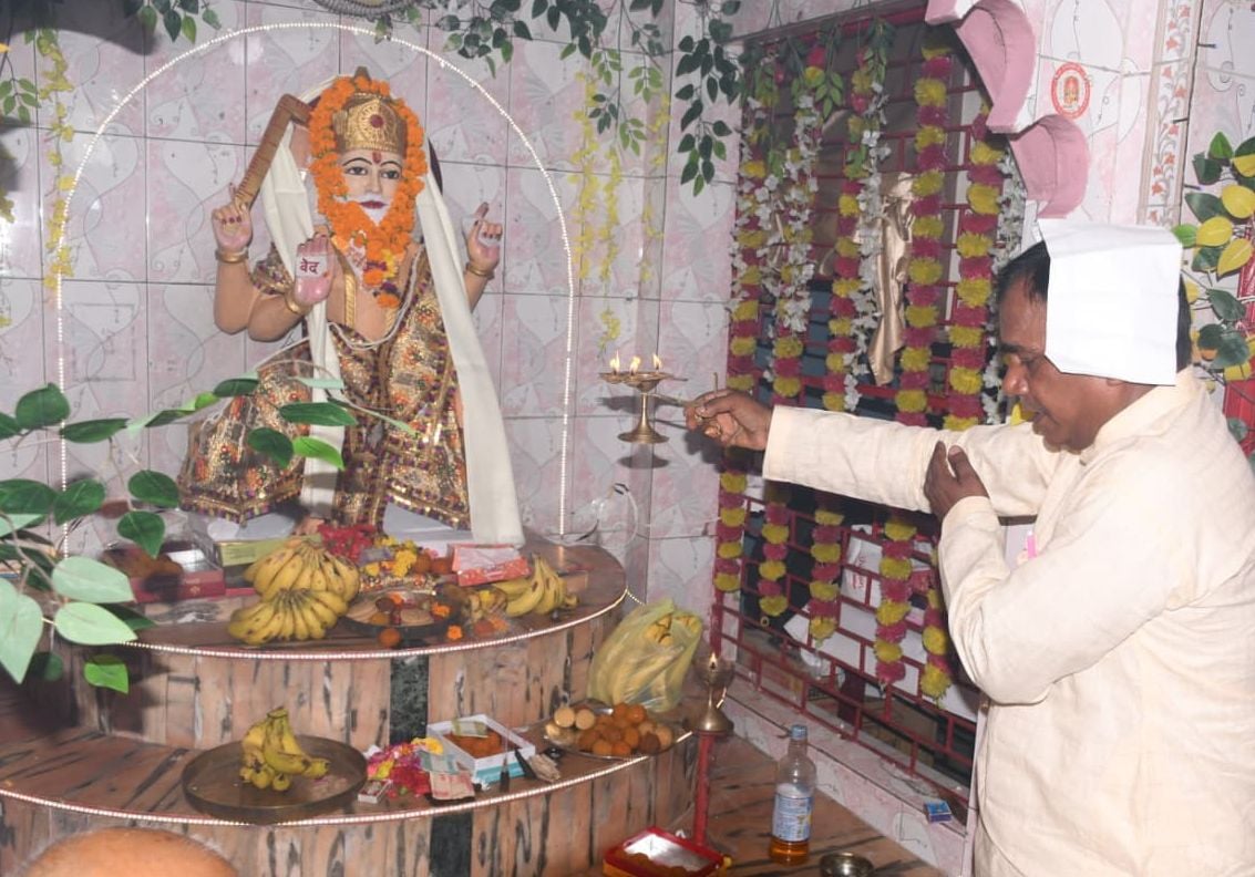 महिला को सिलाई मशीन देतीं सीडीओ व अन्य अधिकारी। स्रोत: कर्मी