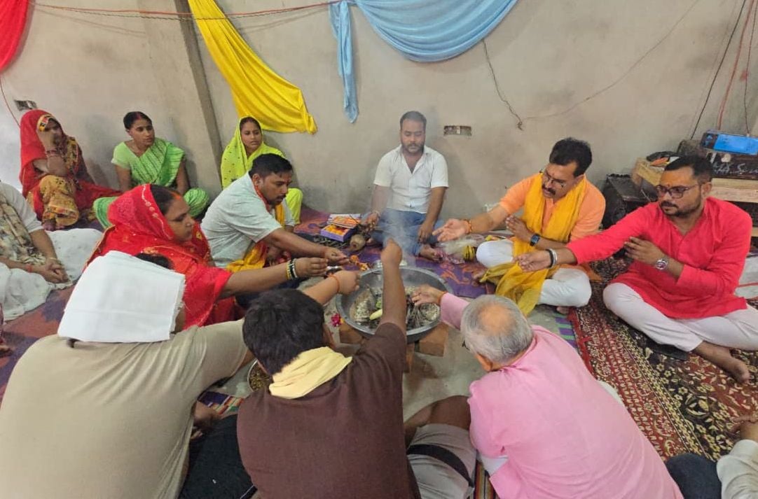 महिला को सिलाई मशीन देतीं सीडीओ व अन्य अधिकारी। स्रोत: कर्मी