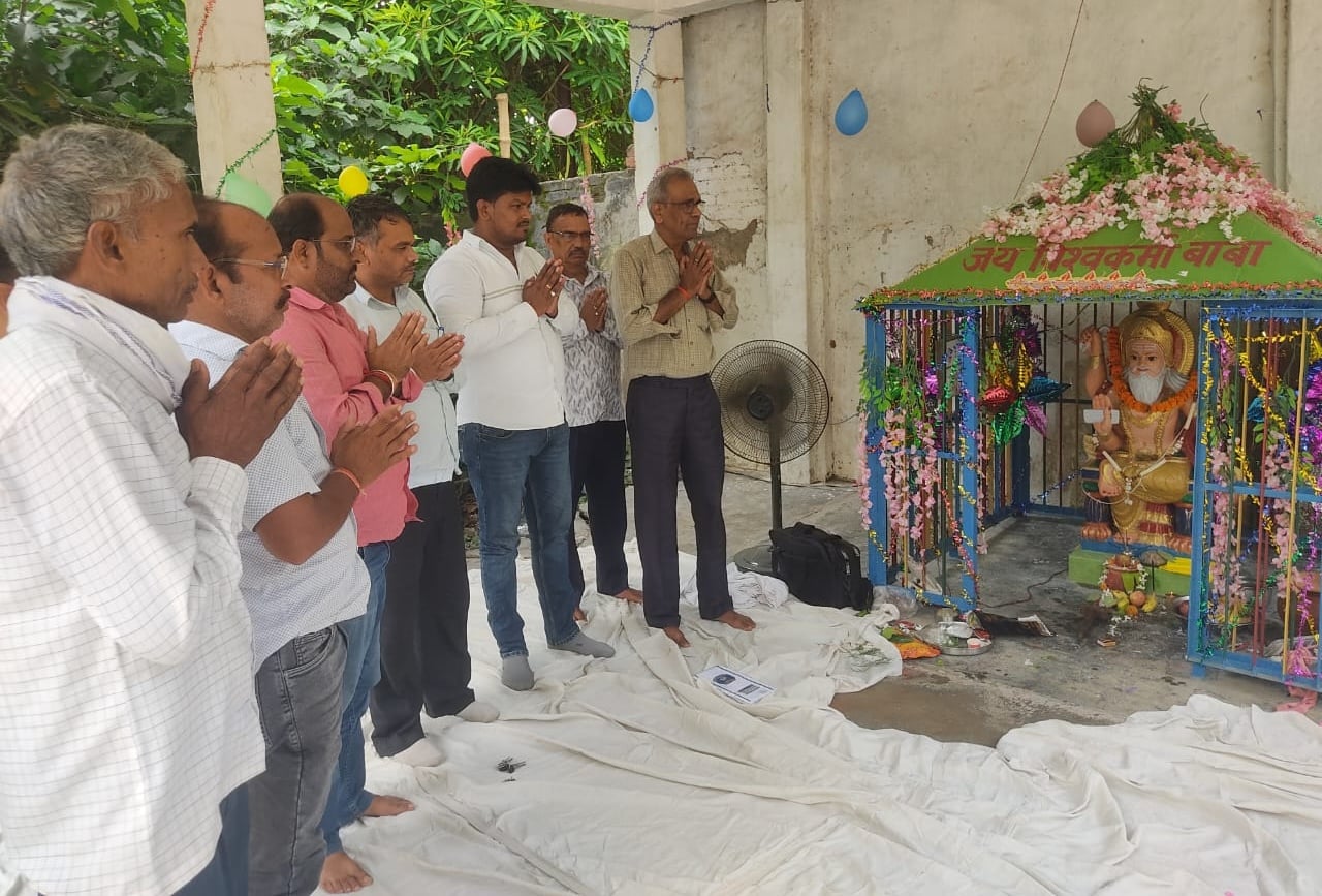 महाराजगंज कस्बे मे आरा मशीन के सामने विश्वकर्मा भगवान की मूर्ति स्थापित। संवाद
