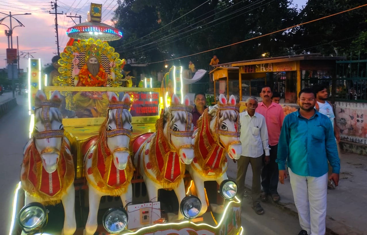 महाराजगंज कस्बे मे आरा मशीन के सामने विश्वकर्मा भगवान की मूर्ति स्थापित। संवाद