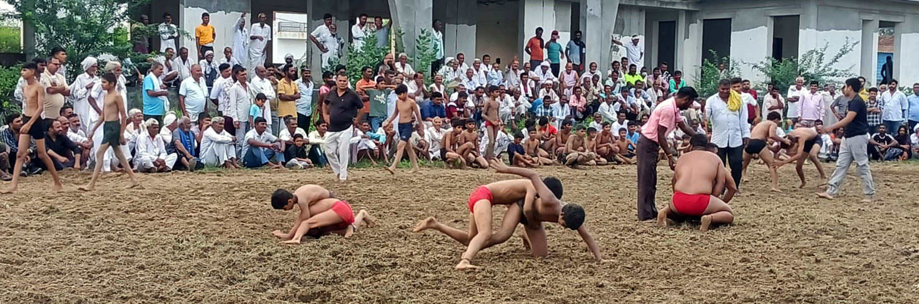 मेले में खरीददारी करती महिलाएं। संवाद मेले में खरीददारी करती महिलाएं। संवाद