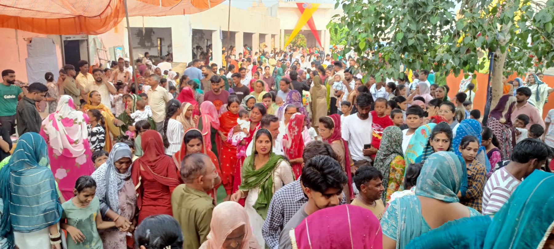 मेले में खरीददारी करती महिलाएं। संवाद मेले में खरीददारी करती महिलाएं। संवाद