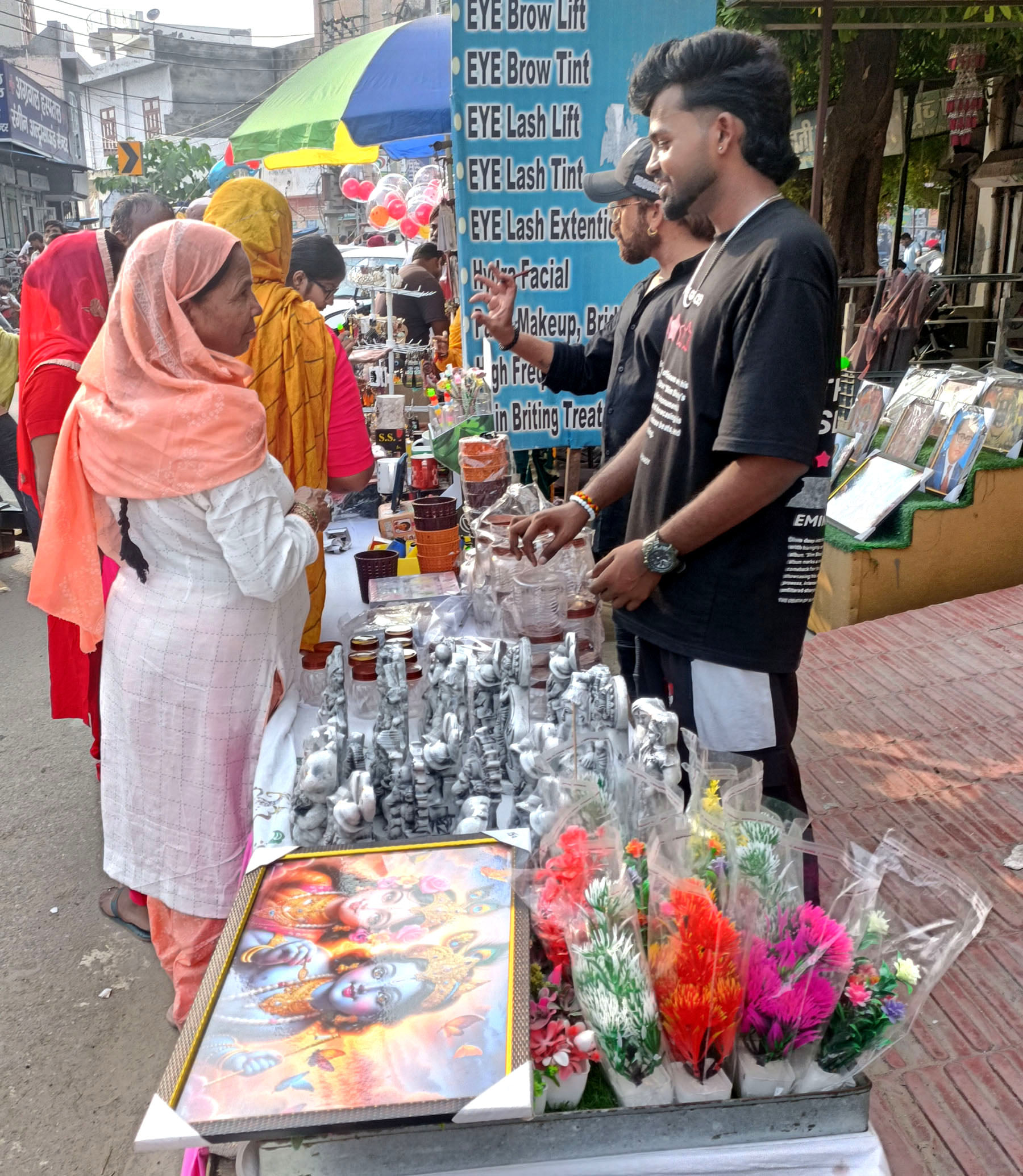 मेले में खरीददारी करती महिलाएं। संवाद मेले में खरीददारी करती महिलाएं। संवाद