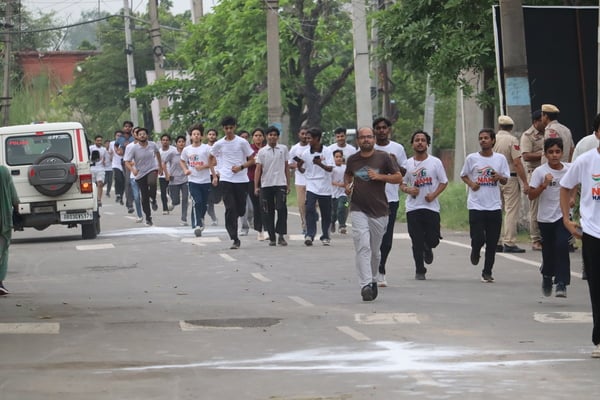 मैराथन में शामिल होने आए लोग। विभाग