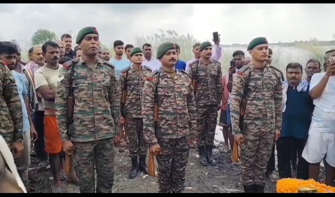 मृत सेना के जवान को नम आंखों से दी गई सलामी मृत सेना के जवान को नम आंखों से दी गई सलामी