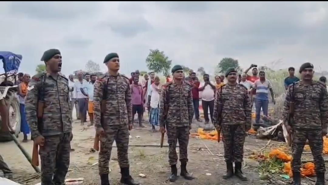 मृत सेना के जवान को नम आंखों से दी गई सलामी मृत सेना के जवान को नम आंखों से दी गई सलामी
