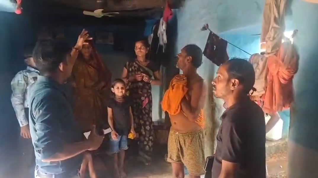 मौके पर पहुंचे विद्युत अभियंता, ग्रामीणों को समझाइश देते हुए