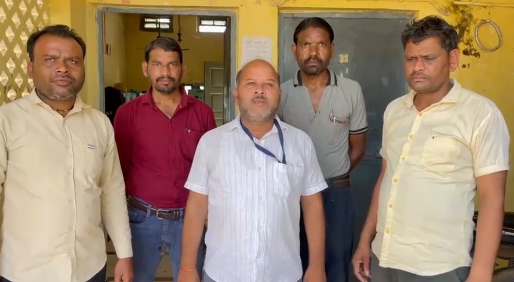 मौके पर पहुंचे विद्युत अभियंता, ग्रामीणों को समझाइश देते हुए