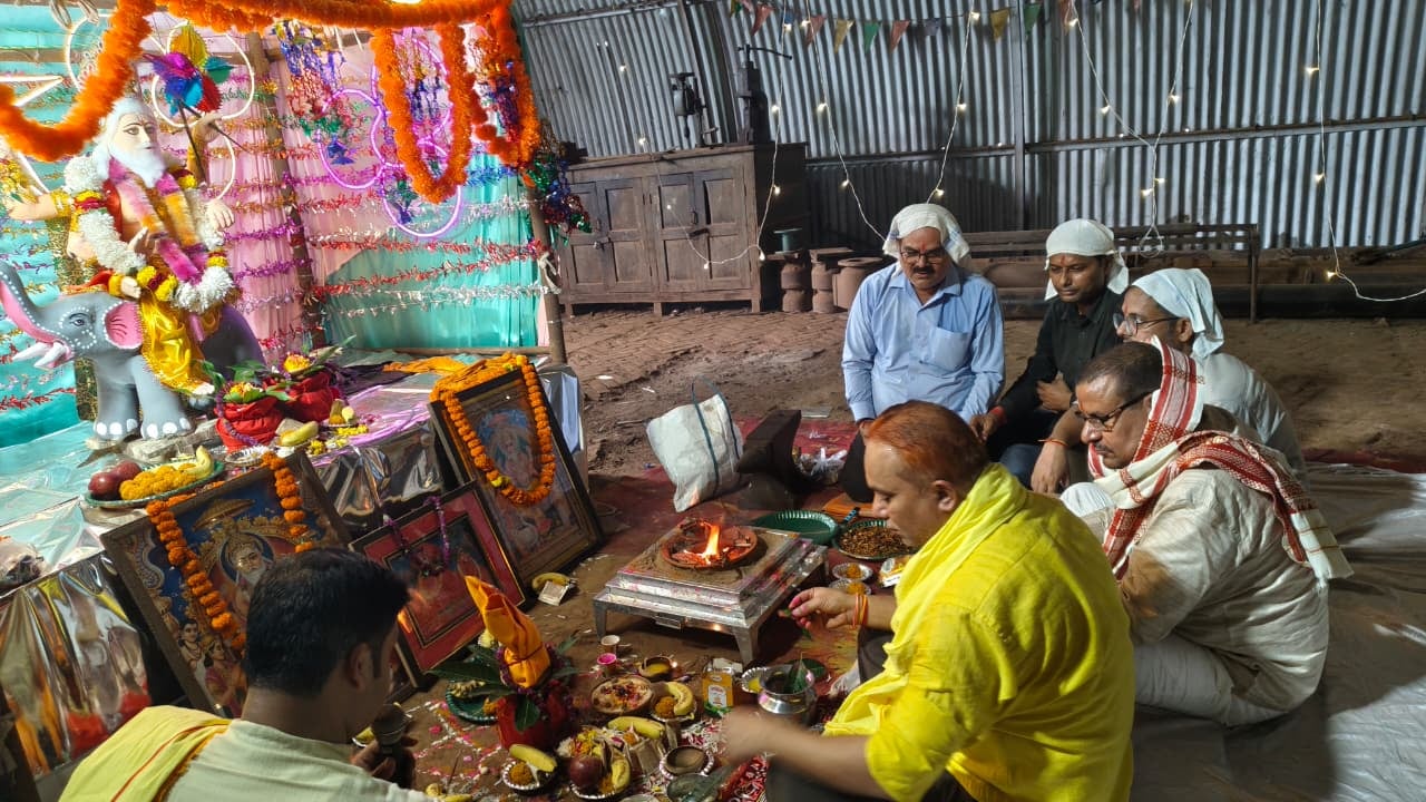 निच्छुवाडीह स्थित भागेश्वरी-परमेश्वरी मंदिर परिसर में आयोजित काष्ठ मेला में लकड़ी के सामानों क