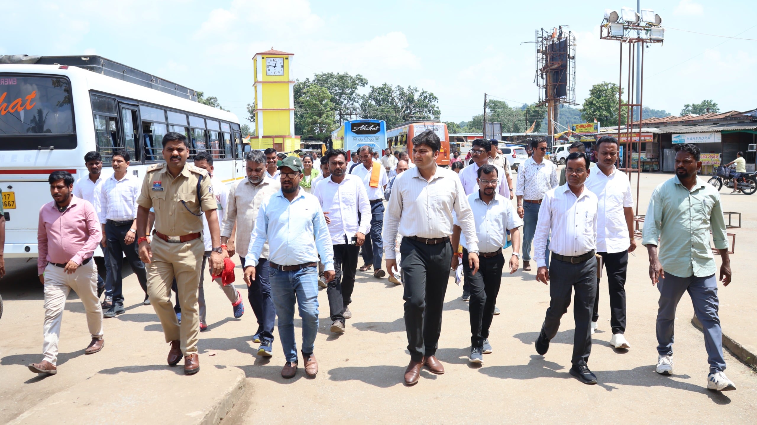 नगर भ्रमण कलेक्टर सहित प्रशासनिक अमला नगर भ्रमण कलेक्टर सहित प्रशासनिक अमला