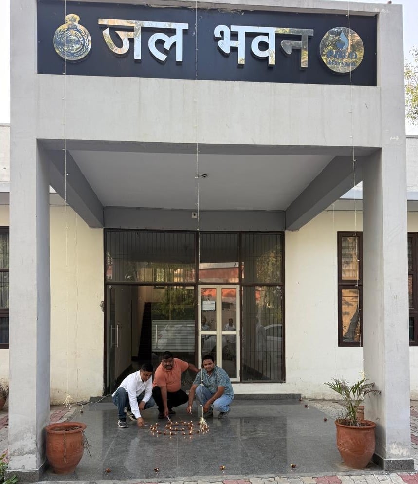 पूंडरी उपमंडल कार्यालय में कनिष्ठ अभियंता शैलेंद्र भवानी ने दीप प्रज्ज्वलित किए। विज्ञप्ति