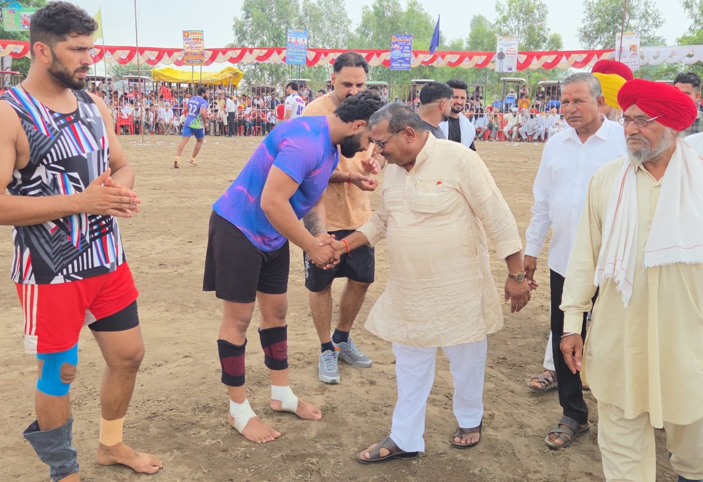 पिपरिया मजरा में जिम के शुभारंभ कार्यक्रम काे संबोधित करते डीएम। संवाद पिपरिया मजरा में जिम के शुभारंभ कार्यक्रम काे संबोधित करते डीएम। संवाद