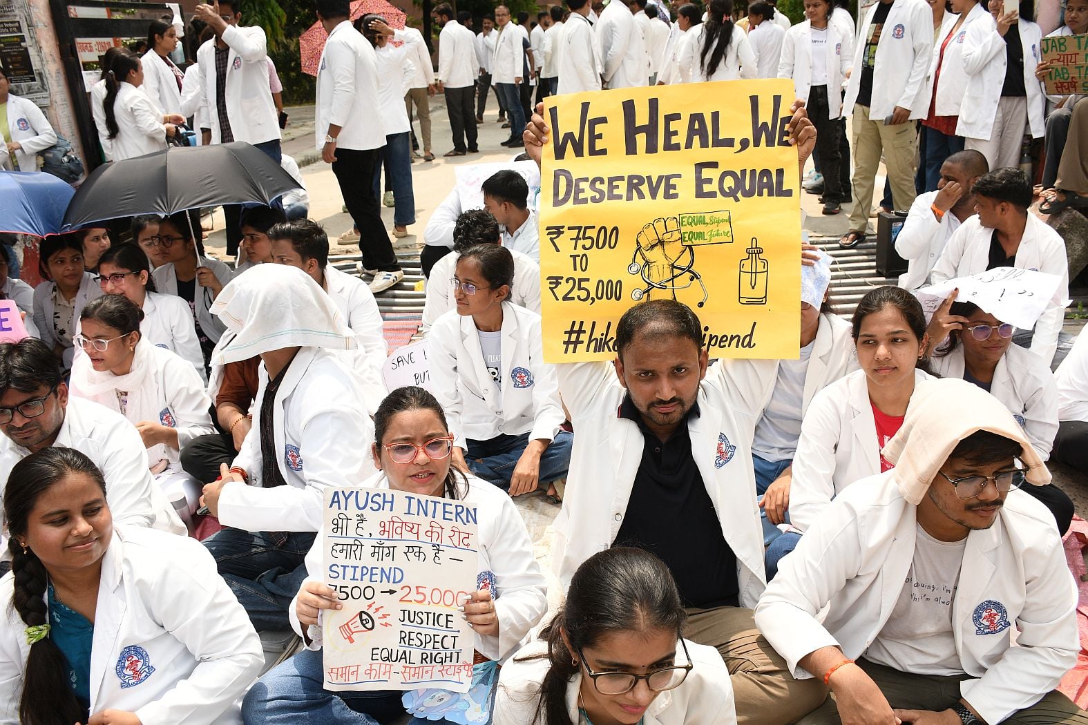 प्रदर्शन करते इंटर्न। प्रदर्शन करते इंटर्न।