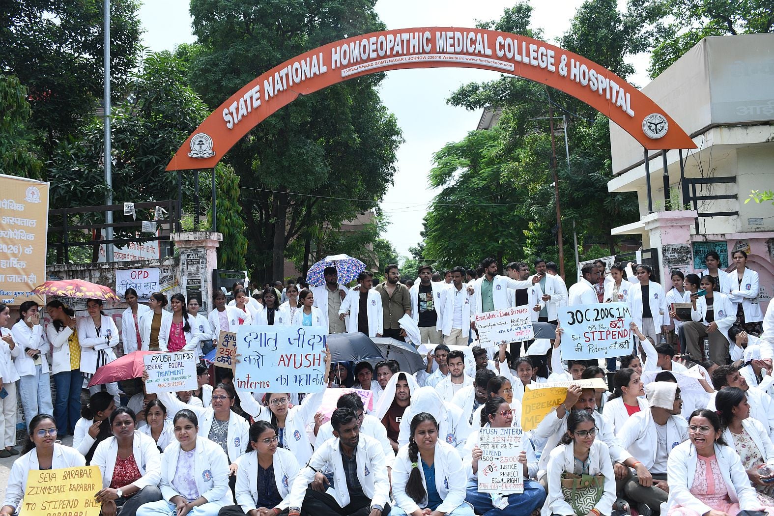 प्रदर्शन करते इंटर्न। प्रदर्शन करते इंटर्न।