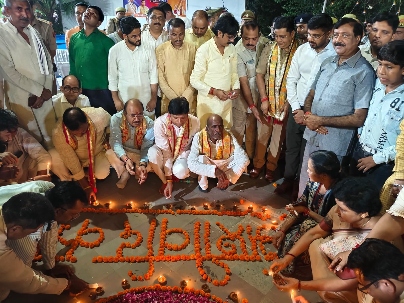 प्रधानमंत्री के जन्मदिन के अवसर पर दीये जलाते पूर्व मंत्री सुरेश राणा और अन्य। भाजपा प्रधानमंत्री के जन्मदिन के अवसर पर दीये जलाते पूर्व मंत्री सुरेश राणा और अन्य। भाजपा