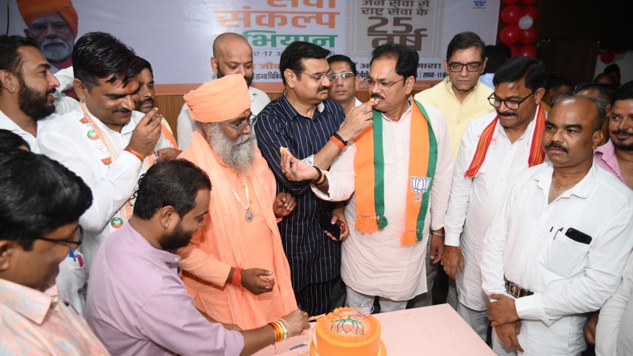 प्रधानमंत्री के जन्मदिन पर सेवा संकल्प कार्यक्रम में मिठाई बांटते पूर्व विधायक किशन लाल राजपूत।