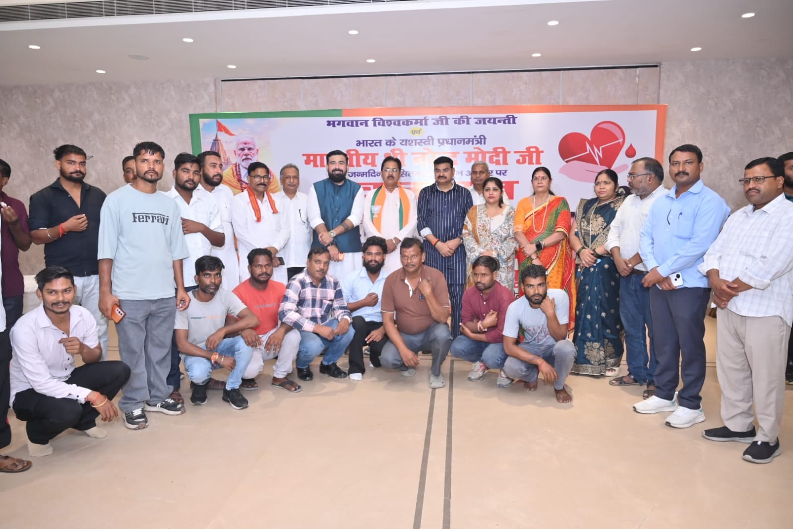 प्रधानमंत्री के जन्मदिन पर सेवा संकल्प कार्यक्रम में मिठाई बांटते पूर्व विधायक किशन लाल राजपूत।