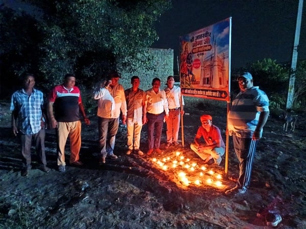 प्रधानमंत्री नरेंद्र मोदी के जन्मदिवस के अवसर पर कर्ण ताल पर शाम के समय दीप दान करते शहरवासी। प्रधानमंत्री नरेंद्र मोदी के जन्मदिवस के अवसर पर कर्ण ताल पर शाम के समय दीप दान करते शहरवासी।