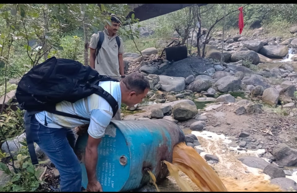 पांवटा साहिब खारा के जंगल में अवैध कच्ची शराब की भट्ठियों वी लाहन को नष्ट करती वन विभाग की टीम। पांवटा साहिब खारा के जंगल में अवैध कच्ची शराब की भट्ठियों वी लाहन को नष्ट करती वन विभाग की टीम।