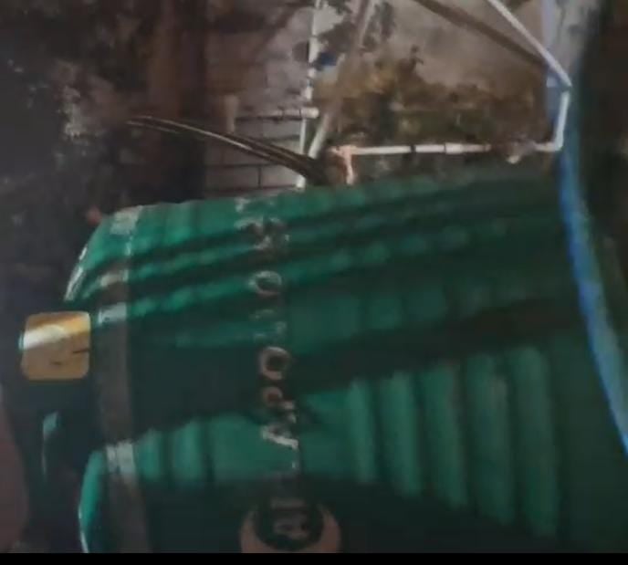प्याऊ की टंकी से टैंक गिरने के बाद मौके पर जानकारी करती पुलिस। संवाद प्याऊ की टंकी से टैंक गिरने के बाद मौके पर जानकारी करती पुलिस। संवाद